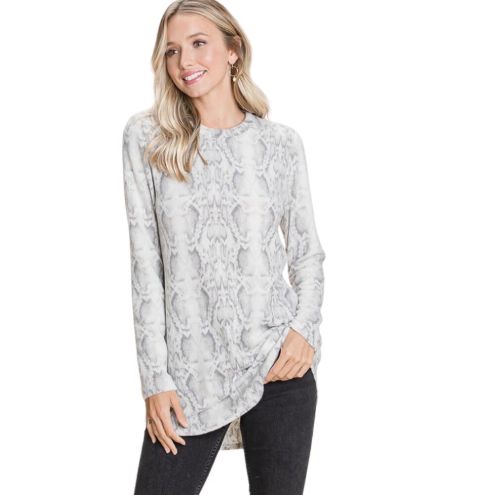 ✨5/$25✨ Marla Animal Print Top Size S + M - Picture 4 of 5